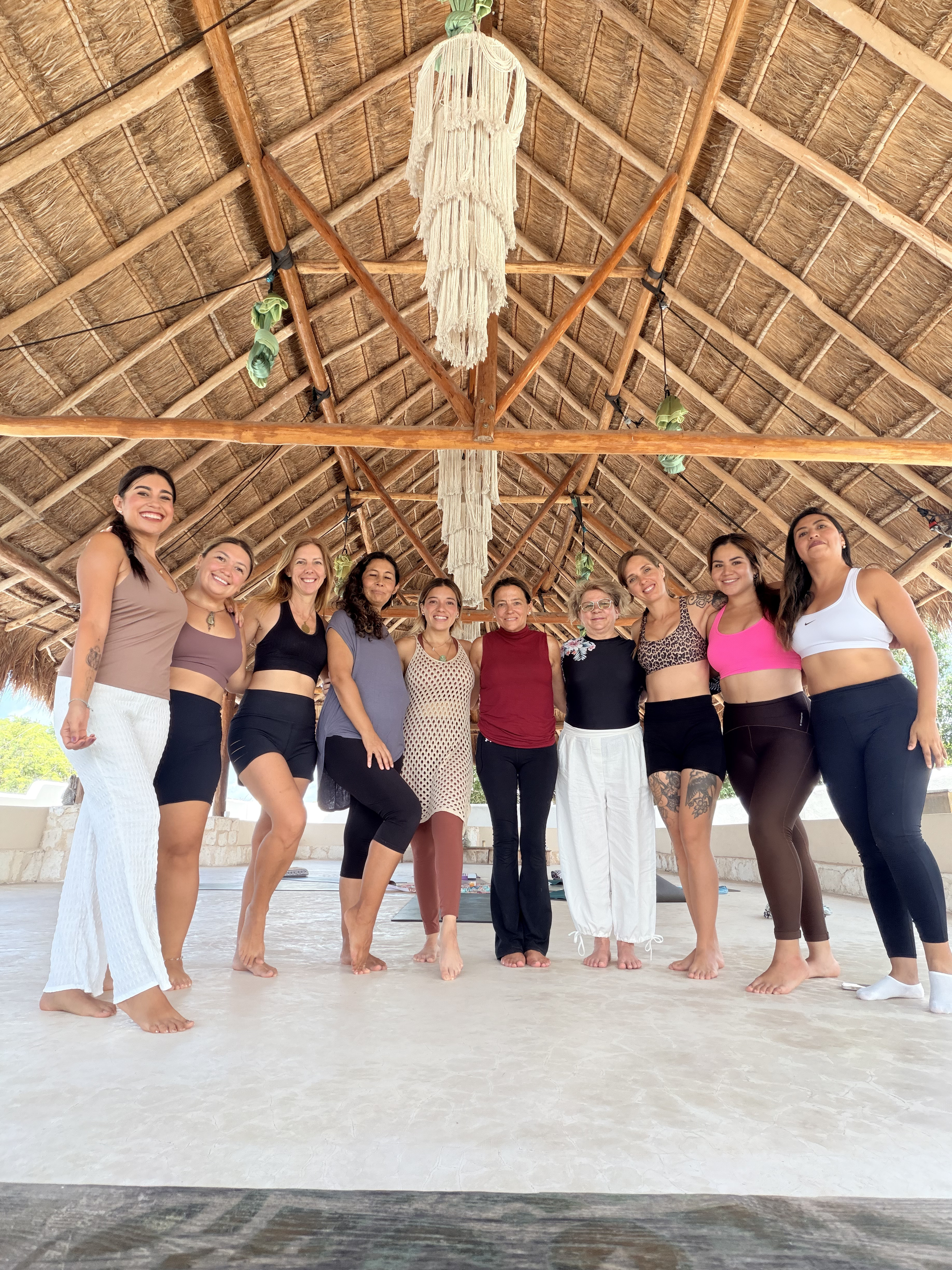 Grupo de mujeres en retiro de yoga en Tulum